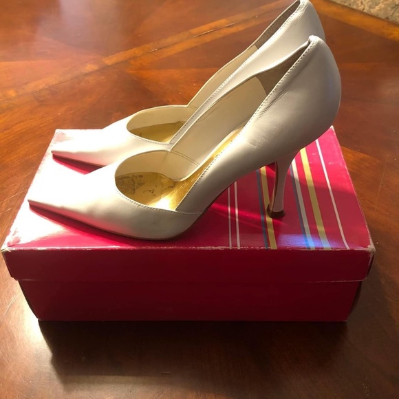 Pre-Owned White BCBGirls Katchen Pumps - Picture 2 of 3